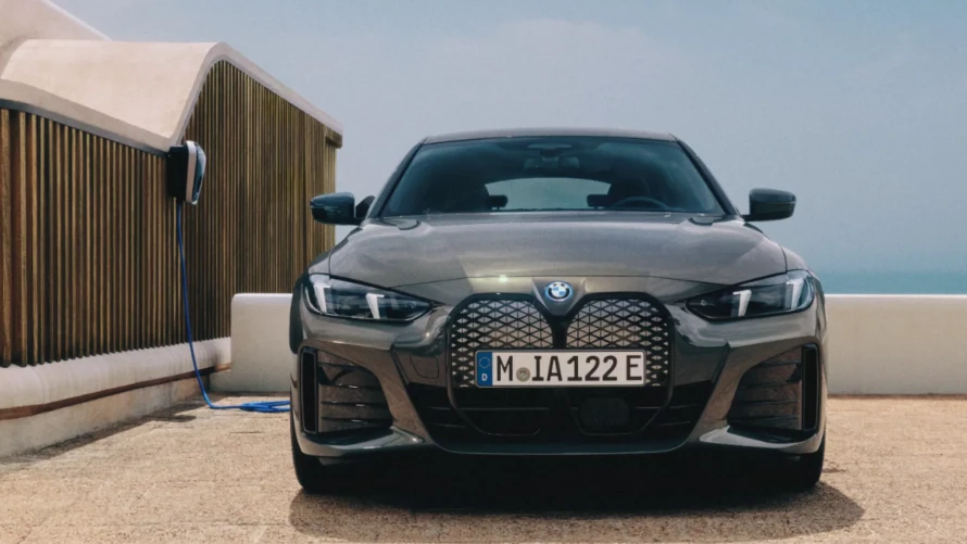 Außenansicht des BMW 4er Gran Coupe mit Meerblick.