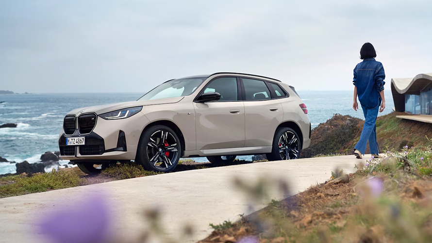 BMW M X3 Seitlich fahrend